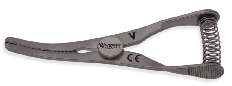 mini glover clamp – 17mm slightly curved serrated jaws, 110g occlusion pressure, titanium, 1.6″ (4cm) mini glover clamp – 17mm slightly curved serrated jaws, 110g occlusion pressure, titanium, 1.6″ (4cm)